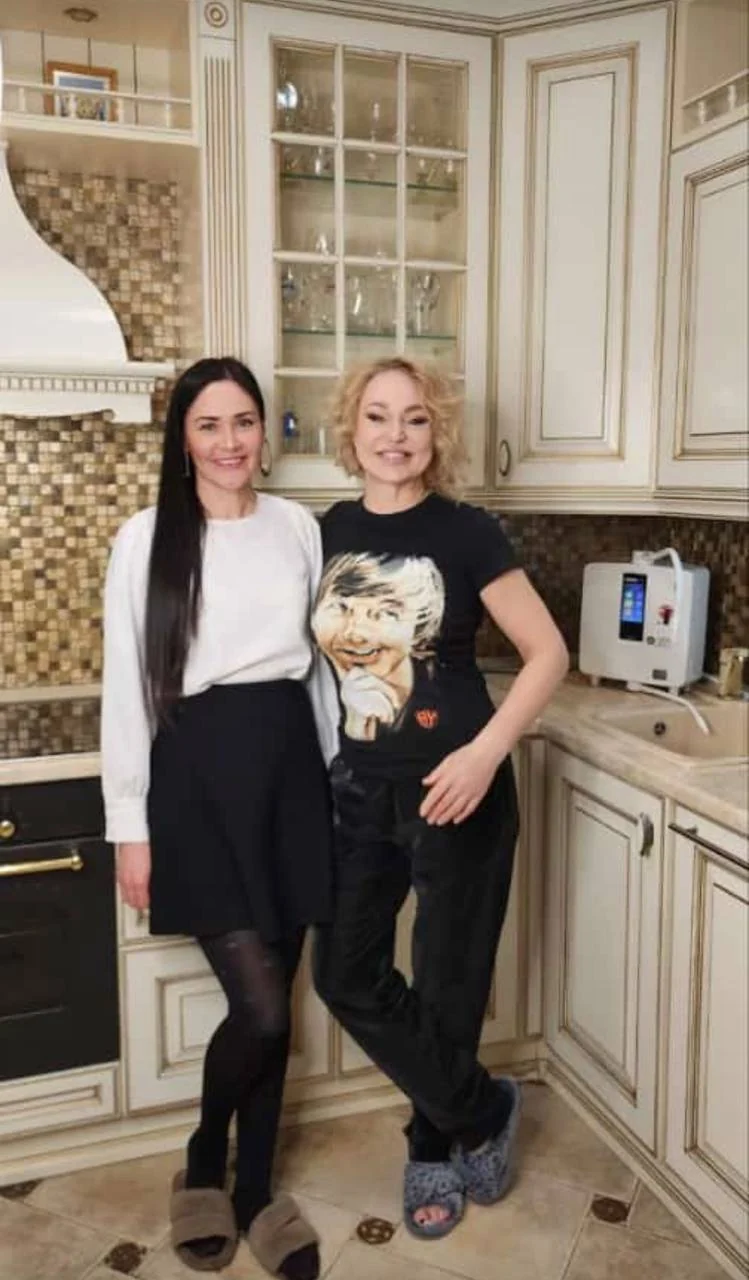 Алла Довлатова рядом с аппаратом Kangen Water на домашней кухне