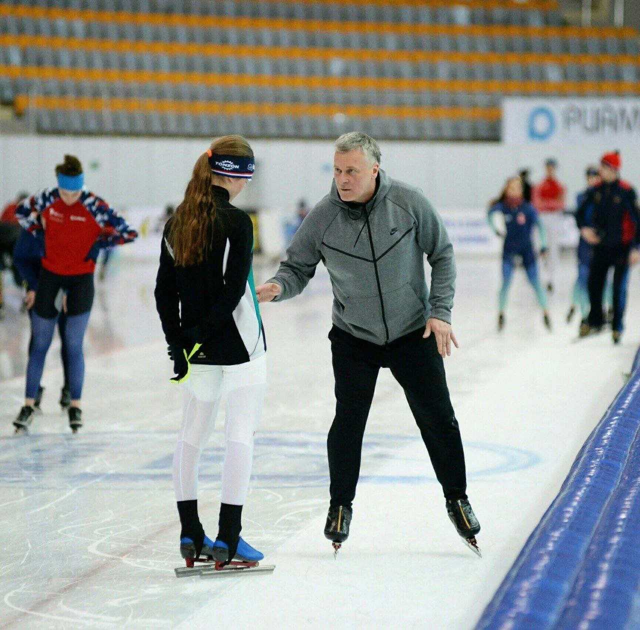 Бронислав Борисович Снетков на льду с юной спортсменкой